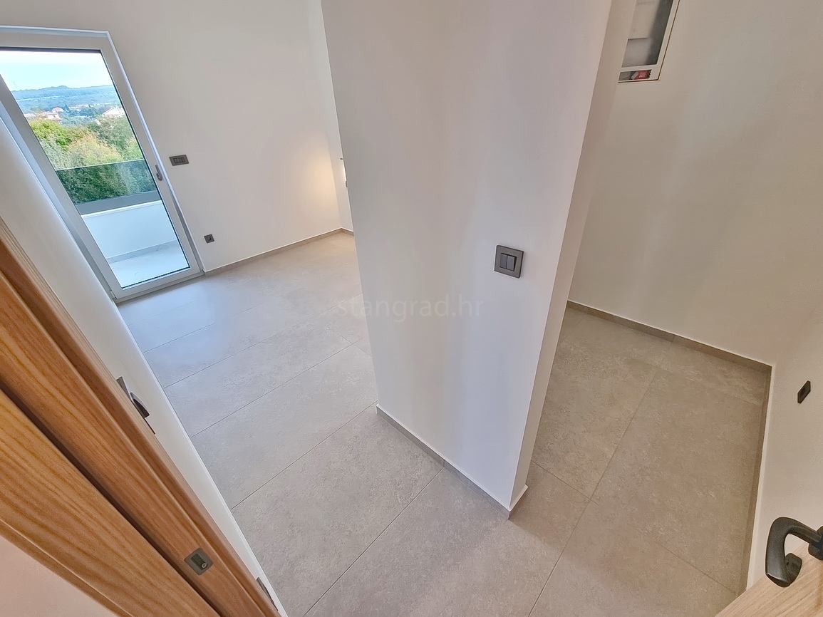 Zona Malinska, casa bifamiliare di nuova costruzione con piscina e giardino!