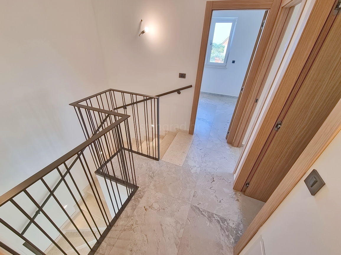 Zona Malinska, casa bifamiliare di nuova costruzione con piscina e giardino!