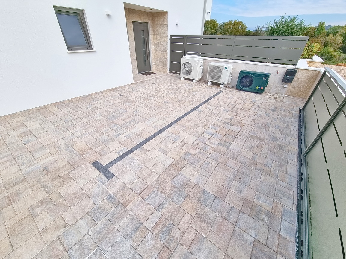 Zona Malinska, casa bifamiliare di nuova costruzione con piscina e giardino!