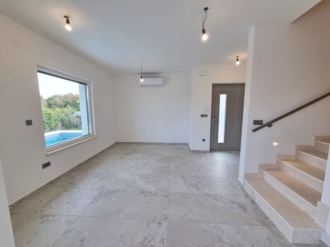 Zona Malinska, casa bifamiliare di nuova costruzione con piscina e giardino!