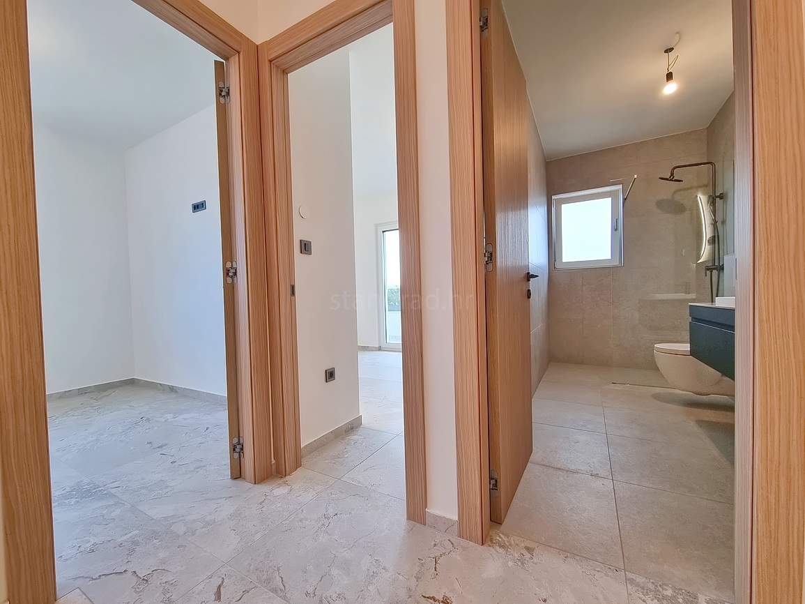 Zona Malinska, casa bifamiliare di nuova costruzione con piscina e giardino!