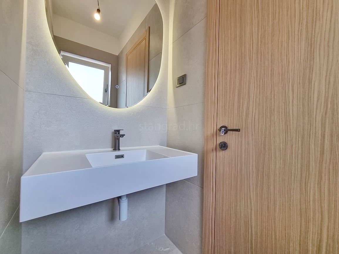 Zona Malinska, casa bifamiliare di nuova costruzione con piscina e giardino!