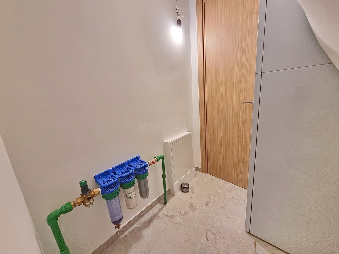 Zona Malinska, casa bifamiliare di nuova costruzione con piscina e giardino!