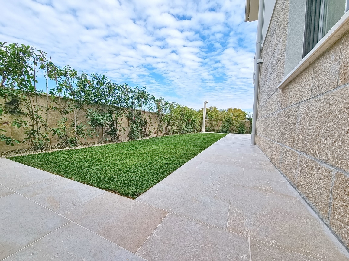 Zona Malinska, casa bifamiliare di nuova costruzione con piscina e giardino!