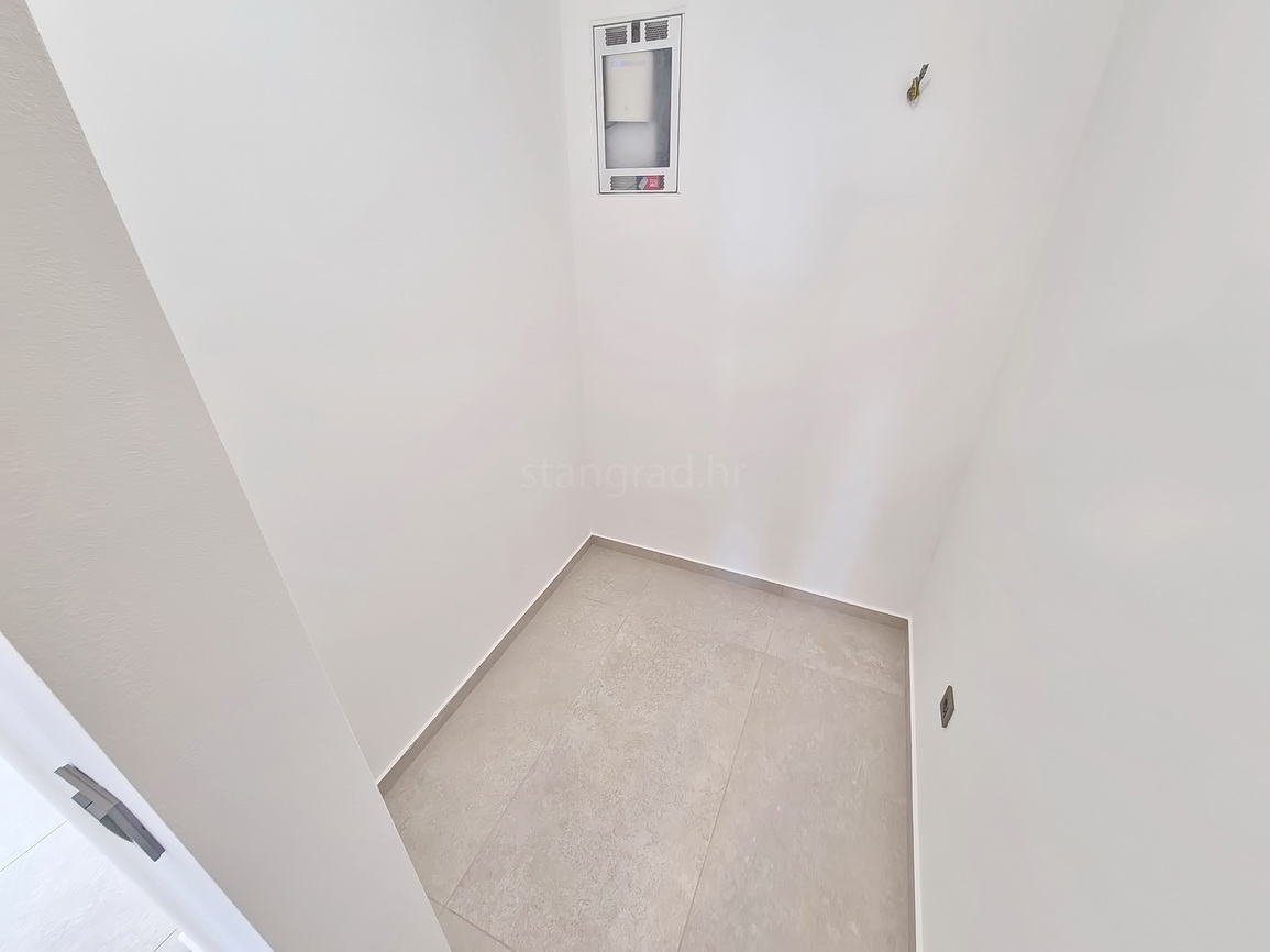 Zona Malinska, casa bifamiliare di nuova costruzione con piscina e giardino!