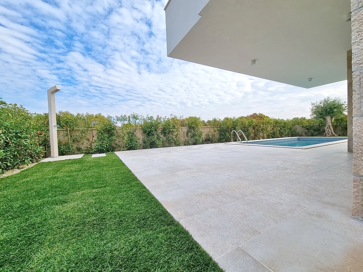 Zona Malinska, casa bifamiliare di nuova costruzione con piscina e giardino!