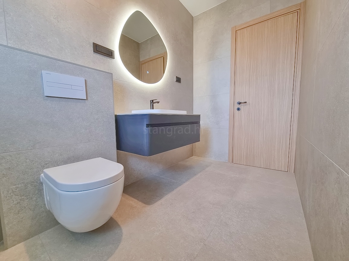 Zona Malinska, casa bifamiliare di nuova costruzione con piscina e giardino!