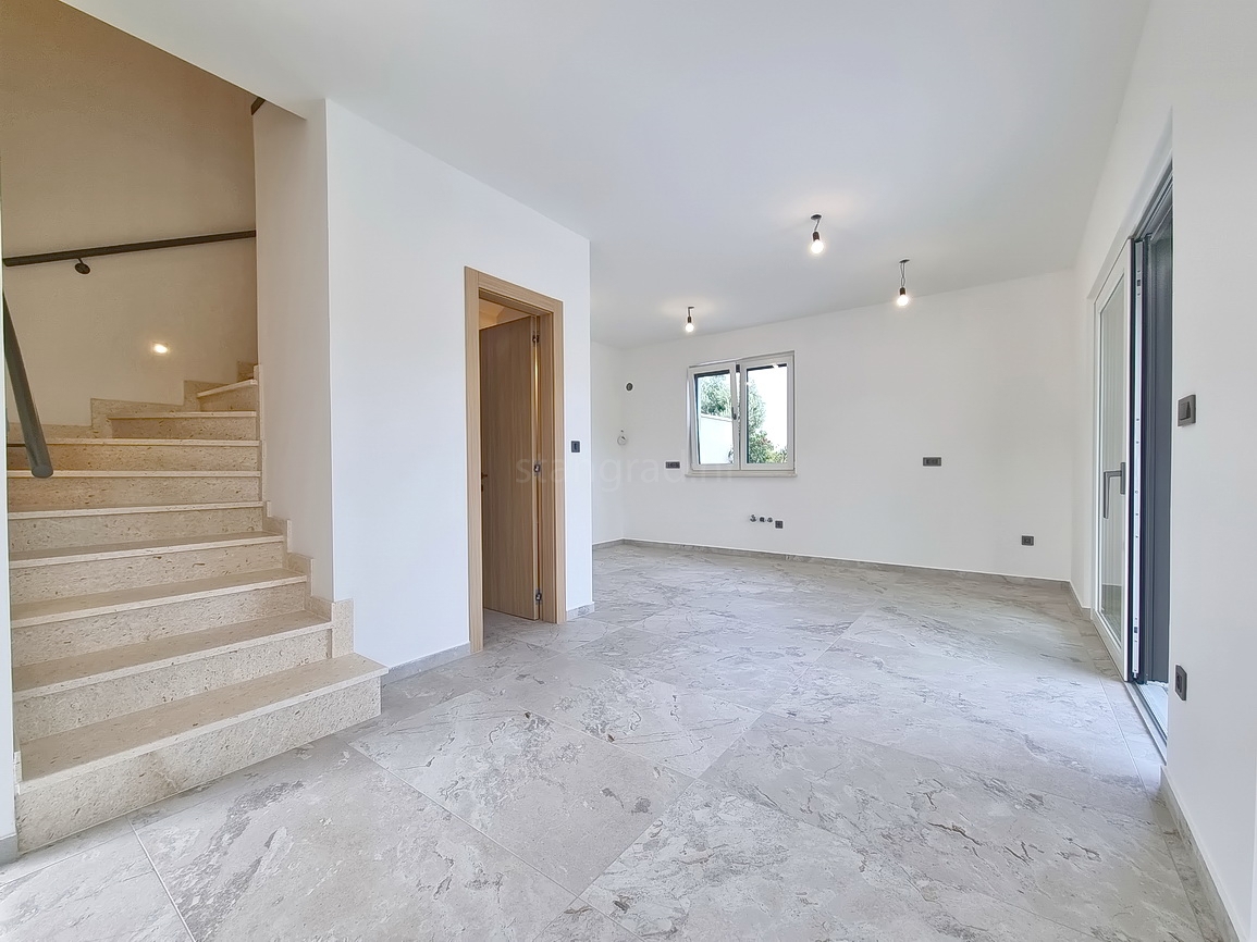 Zona Malinska, casa bifamiliare di nuova costruzione con piscina e giardino!