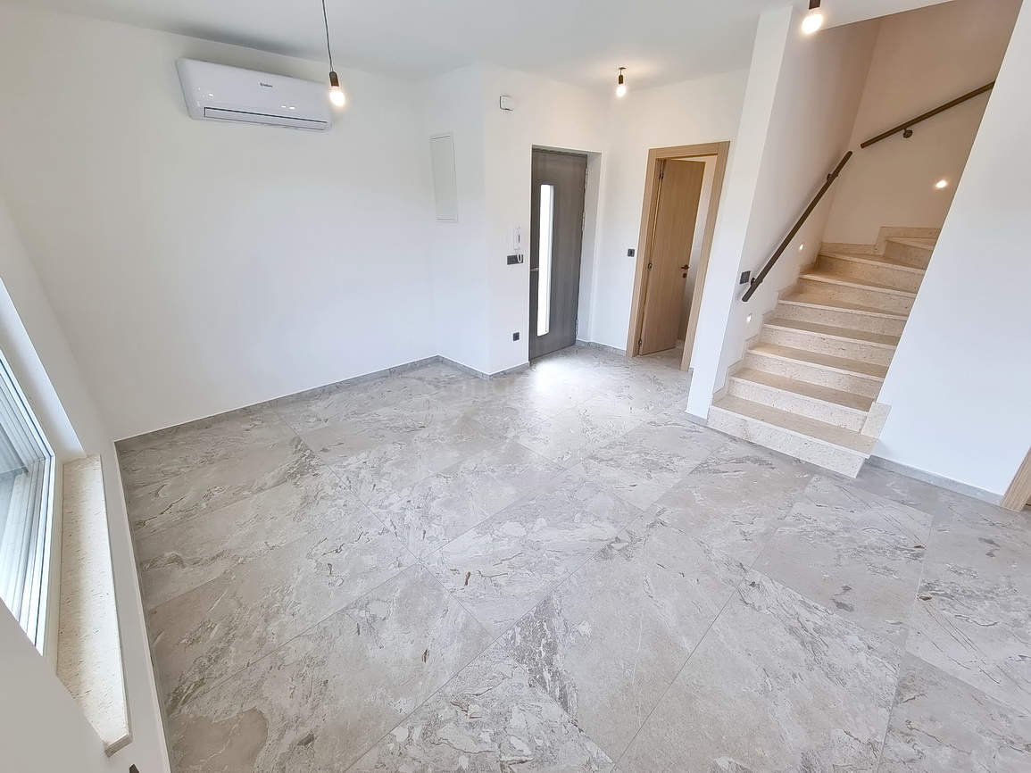 Zona Malinska, casa bifamiliare di nuova costruzione con piscina e giardino!