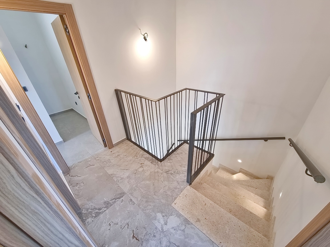 Zona Malinska, casa bifamiliare di nuova costruzione con piscina e giardino!