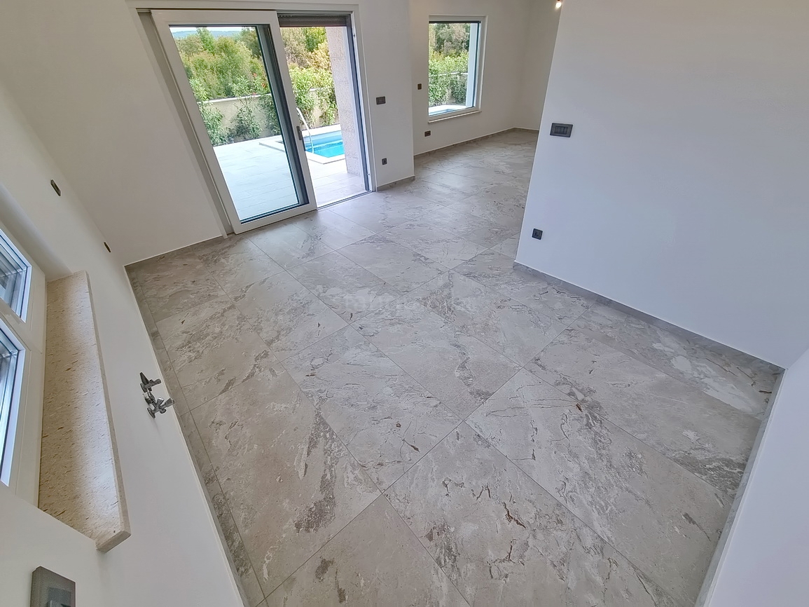 Zona Malinska, casa bifamiliare di nuova costruzione con piscina e giardino!