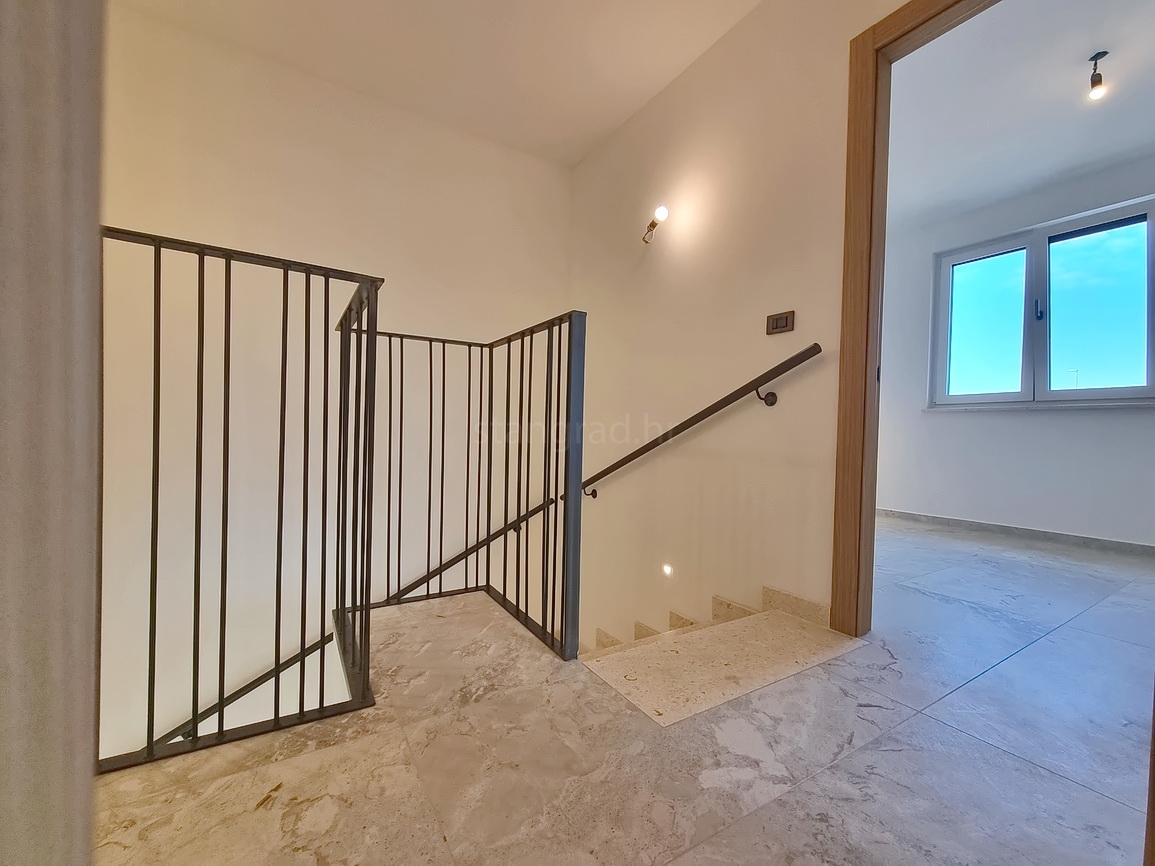 Zona Malinska, casa bifamiliare di nuova costruzione con piscina e giardino!