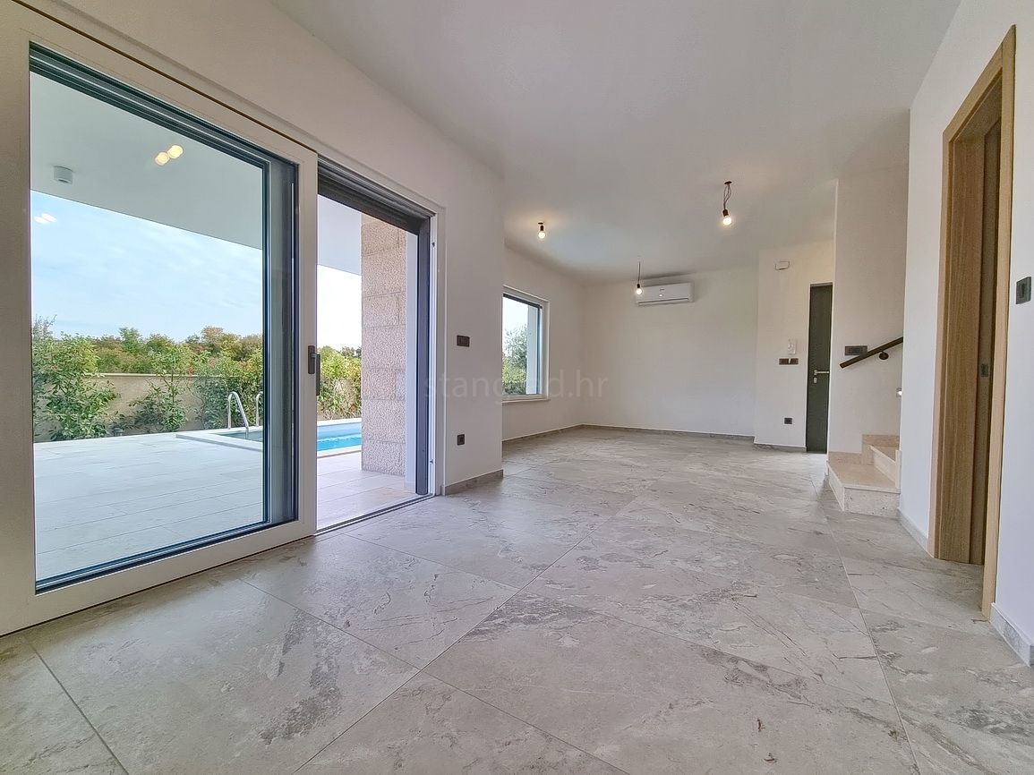 Zona Malinska, casa bifamiliare di nuova costruzione con piscina e giardino!