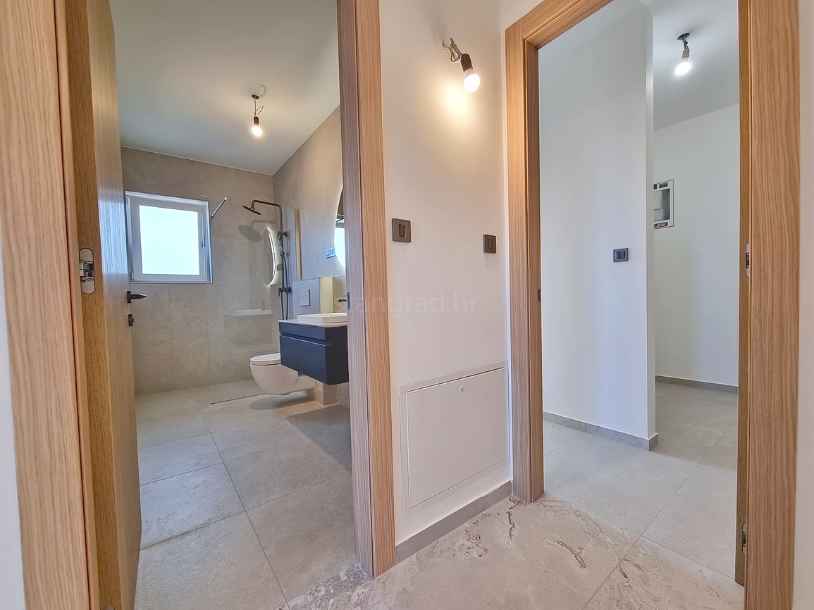 Zona Malinska, casa bifamiliare di nuova costruzione con piscina e giardino!