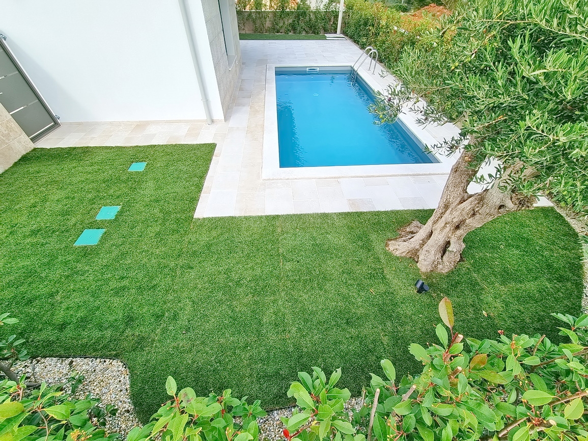 Zona Malinska, casa bifamiliare di nuova costruzione con piscina e giardino!