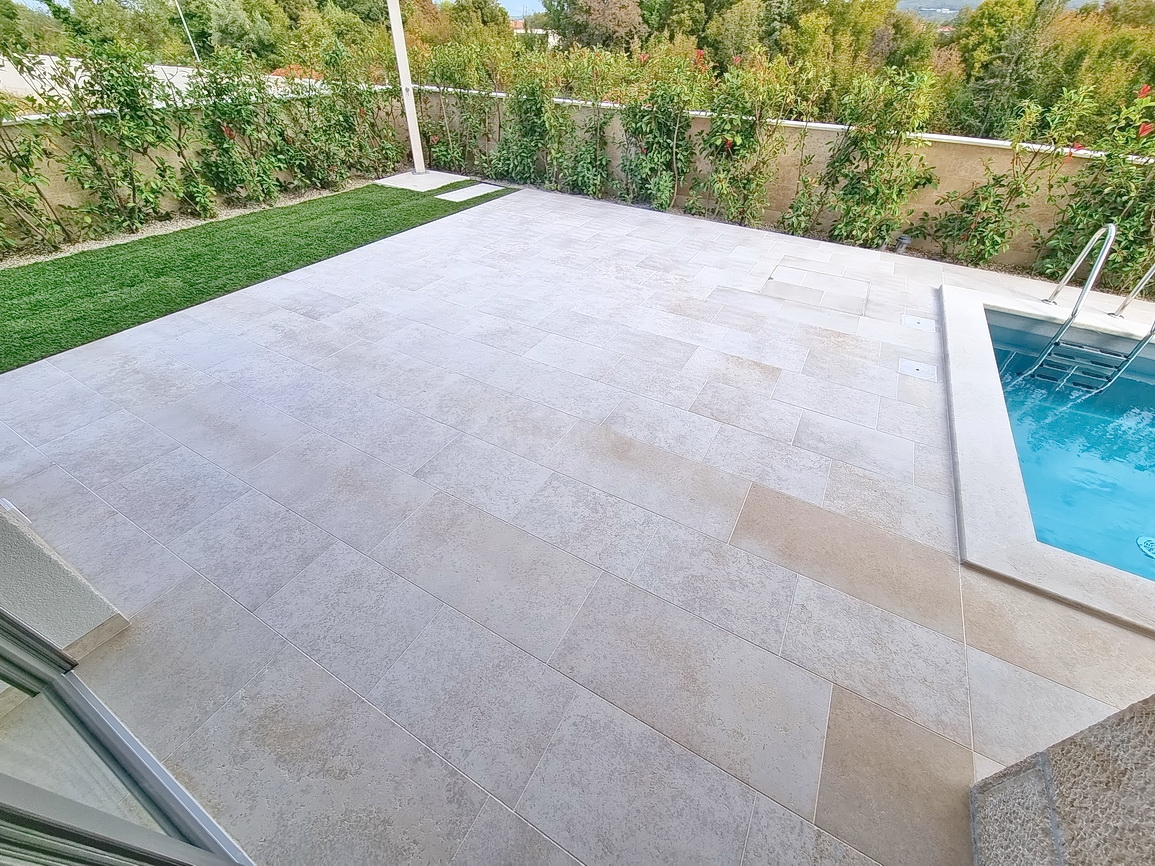 Zona Malinska, casa bifamiliare di nuova costruzione con piscina e giardino!