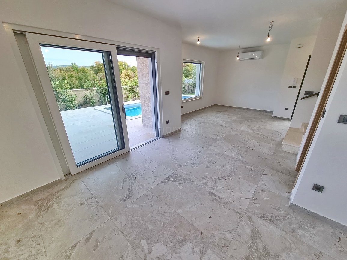 Zona Malinska, casa bifamiliare di nuova costruzione con piscina e giardino!