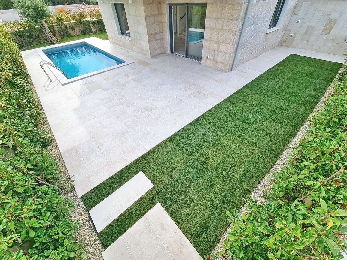 Zona Malinska, casa bifamiliare di nuova costruzione con piscina e giardino!