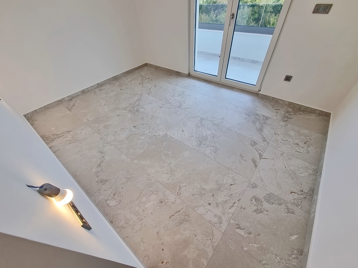 Zona Malinska, casa bifamiliare di nuova costruzione con piscina e giardino!