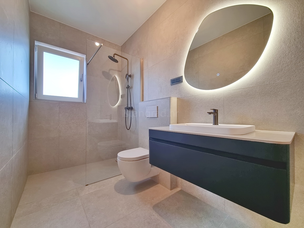 Zona Malinska, casa bifamiliare di nuova costruzione con piscina e giardino!