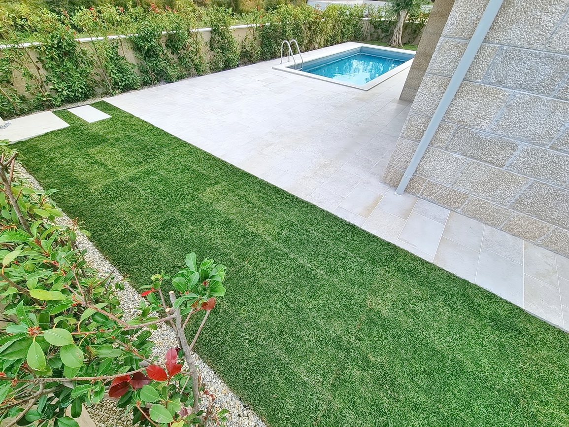 Zona Malinska, casa bifamiliare di nuova costruzione con piscina e giardino!