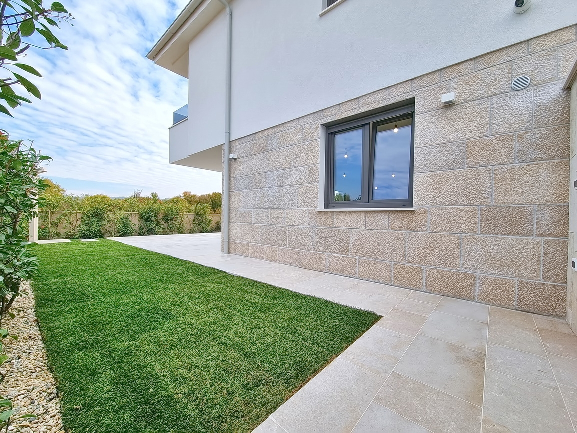 Zona Malinska, casa bifamiliare di nuova costruzione con piscina e giardino!