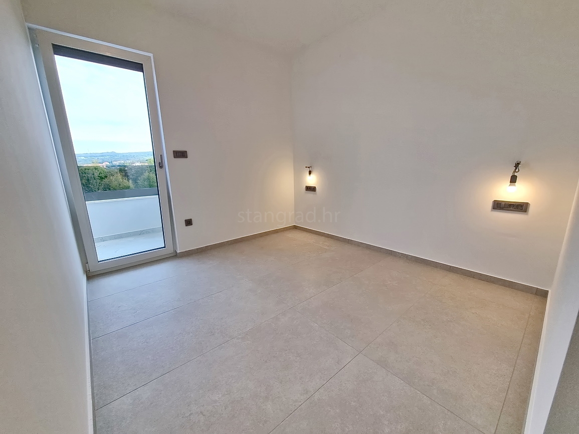 Zona Malinska, casa bifamiliare di nuova costruzione con piscina e giardino!