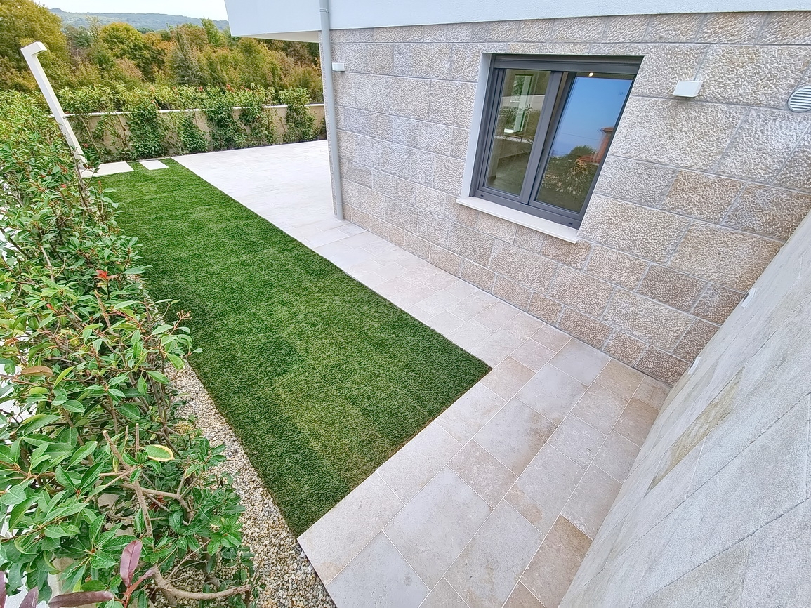 Zona Malinska, casa bifamiliare di nuova costruzione con piscina e giardino!