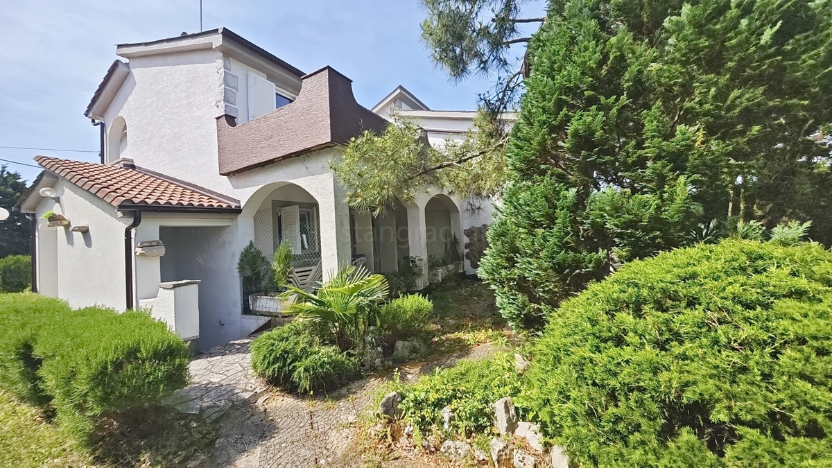 Zona di Krk, casa con cinque appartamenti in posizione tranquilla!