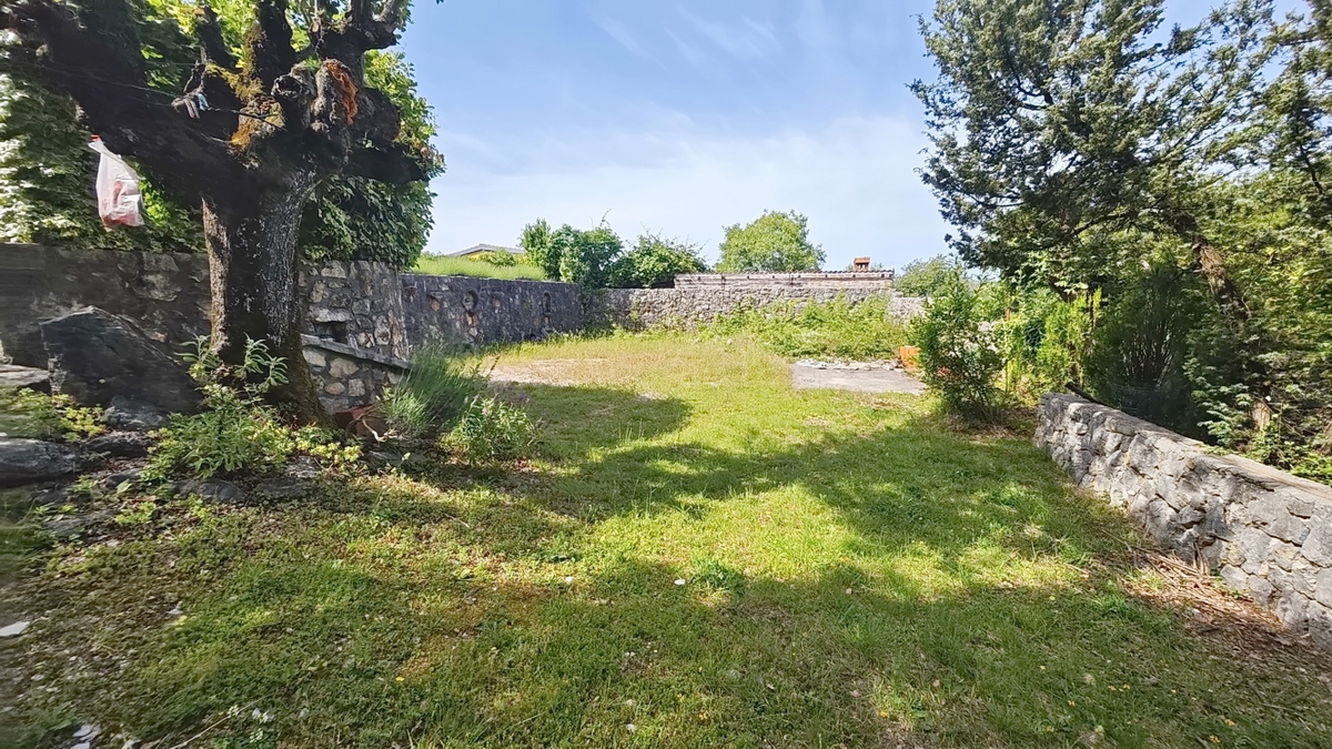 Zona di Krk, casa con cinque appartamenti in posizione tranquilla!