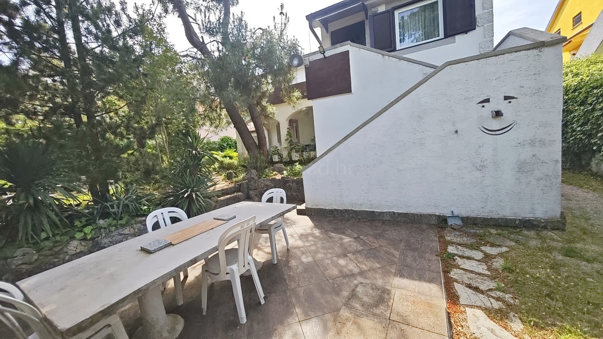 Zona di Krk, casa con cinque appartamenti in posizione tranquilla!