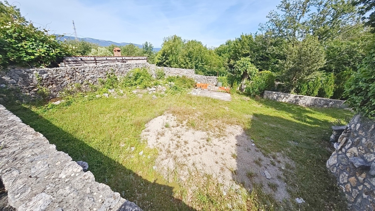 Zona di Krk, casa con cinque appartamenti in posizione tranquilla!