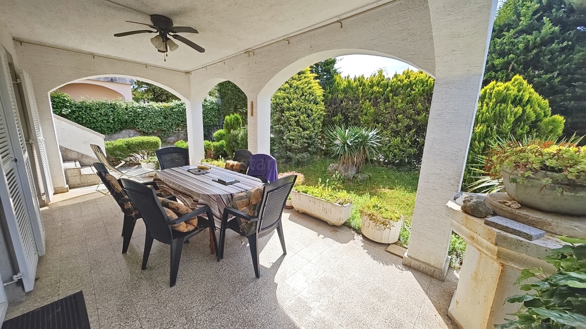 Zona di Krk, casa con cinque appartamenti in posizione tranquilla!