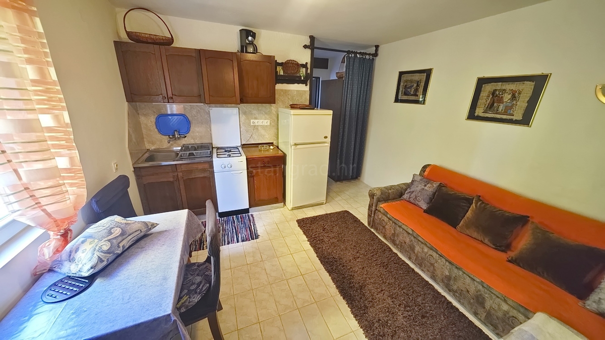 Zona di Krk, casa con cinque appartamenti in posizione tranquilla!