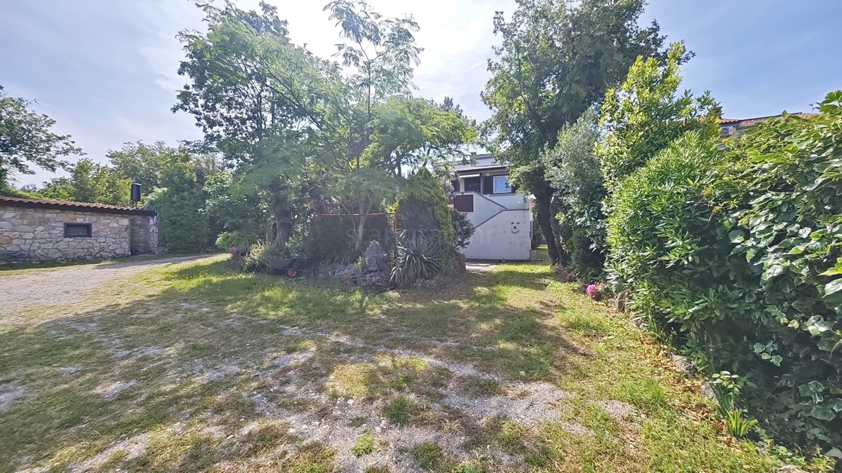 Zona di Krk, casa con cinque appartamenti in posizione tranquilla!