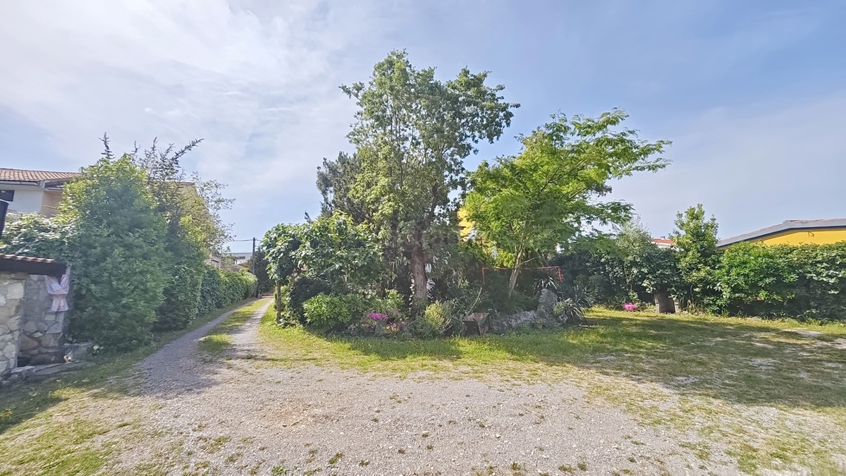 Zona di Krk, casa con cinque appartamenti in posizione tranquilla!