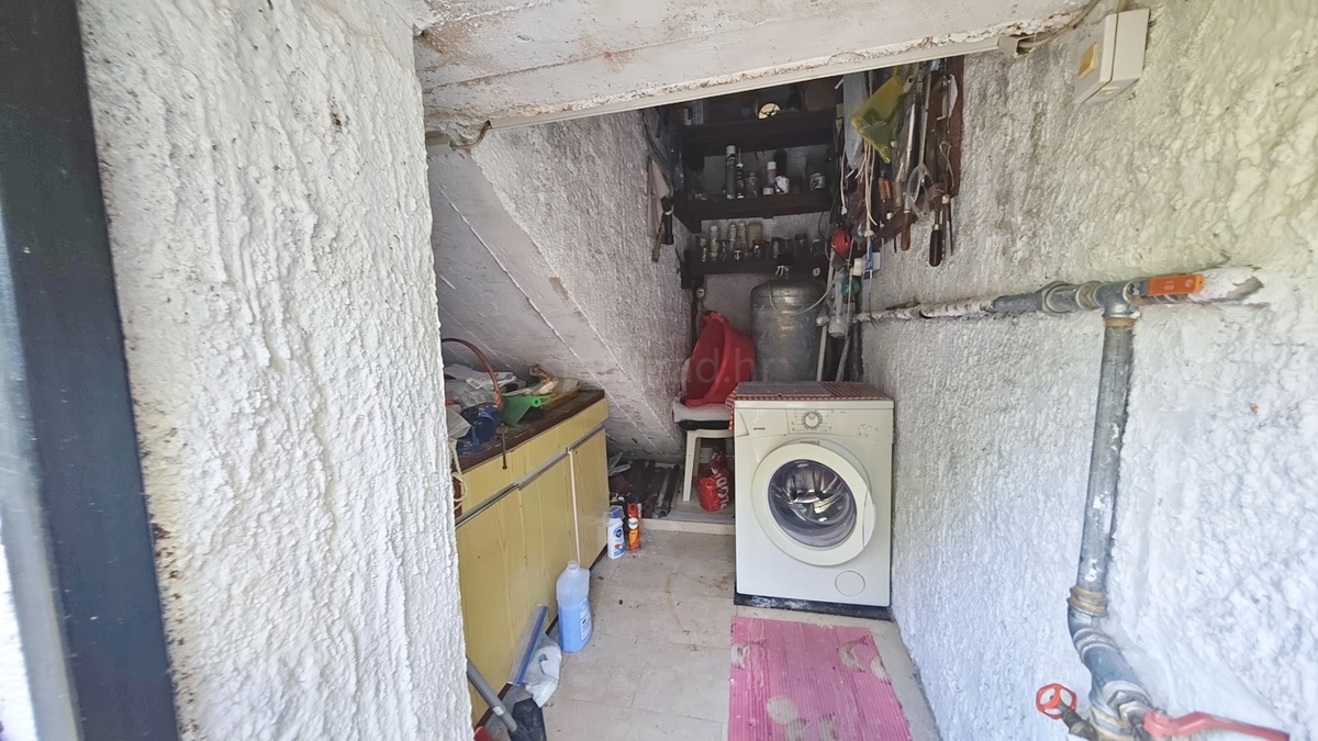 Zona di Krk, casa con cinque appartamenti in posizione tranquilla!