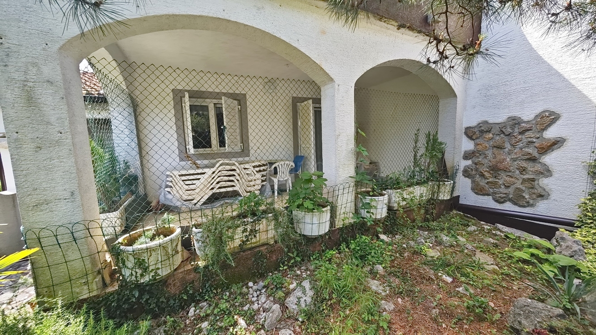 Zona di Krk, casa con cinque appartamenti in posizione tranquilla!