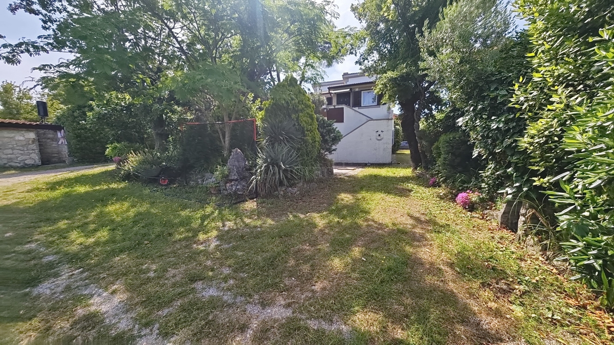 Zona di Krk, casa con cinque appartamenti in posizione tranquilla!