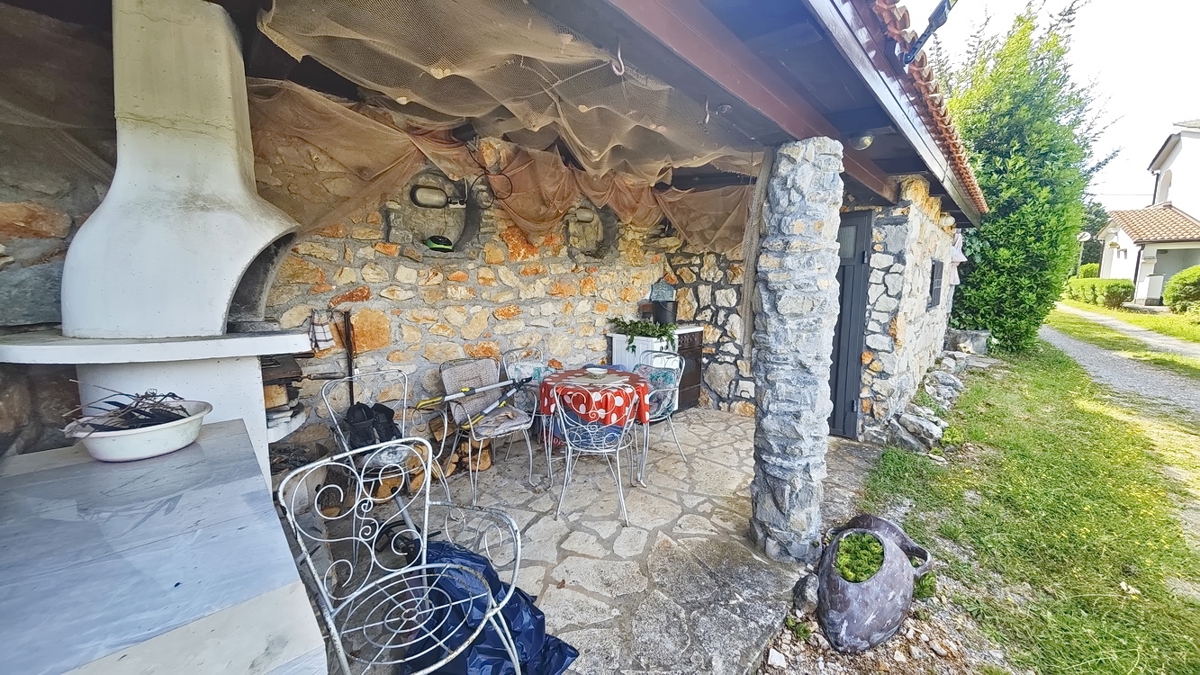 Zona di Krk, casa con cinque appartamenti in posizione tranquilla!
