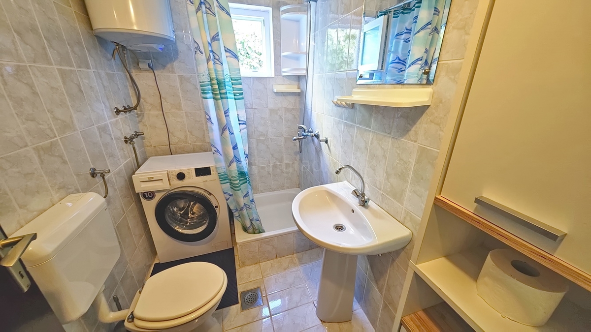 Zona di Krk, casa con cinque appartamenti in posizione tranquilla!