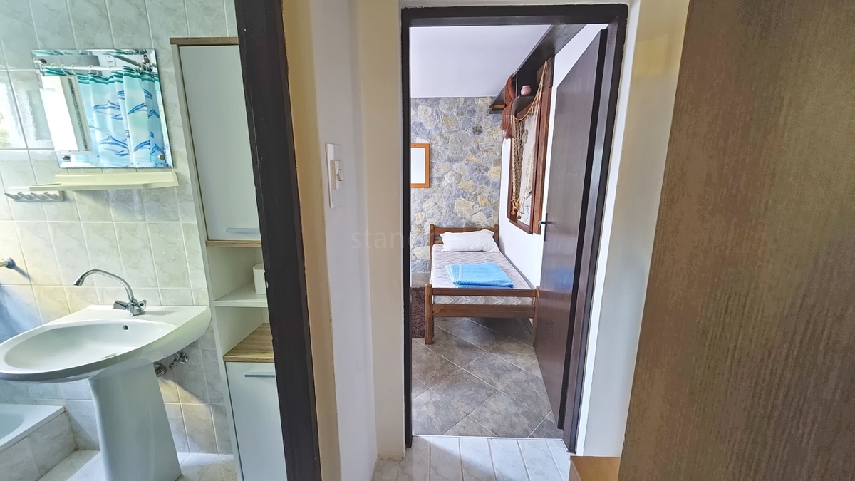 Zona di Krk, casa con cinque appartamenti in posizione tranquilla!