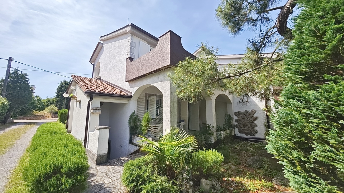 Zona di Krk, casa con cinque appartamenti in posizione tranquilla!