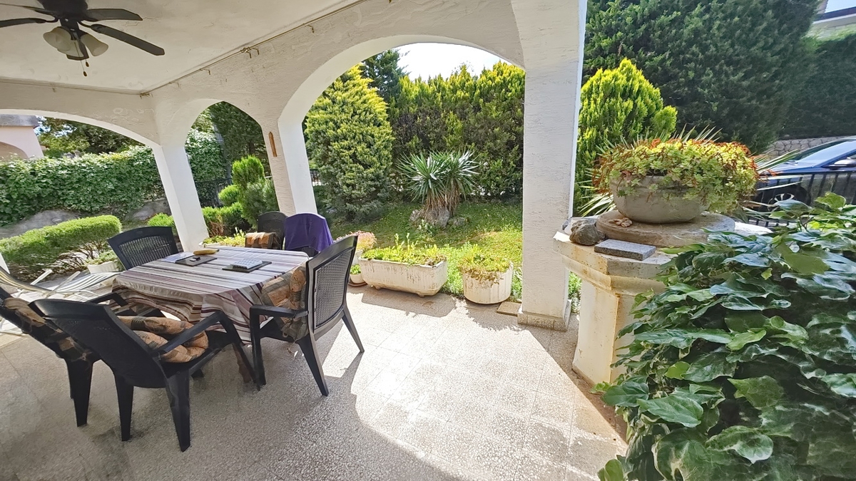 Zona di Krk, casa con cinque appartamenti in posizione tranquilla!