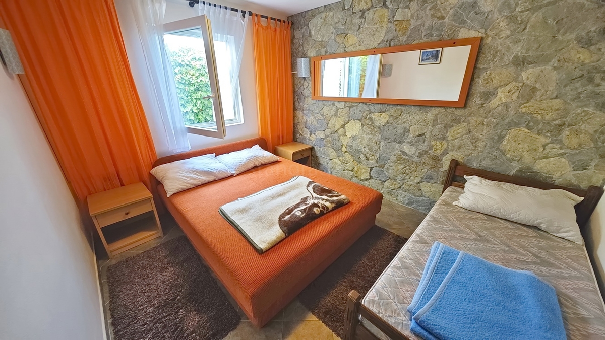 Zona di Krk, casa con cinque appartamenti in posizione tranquilla!