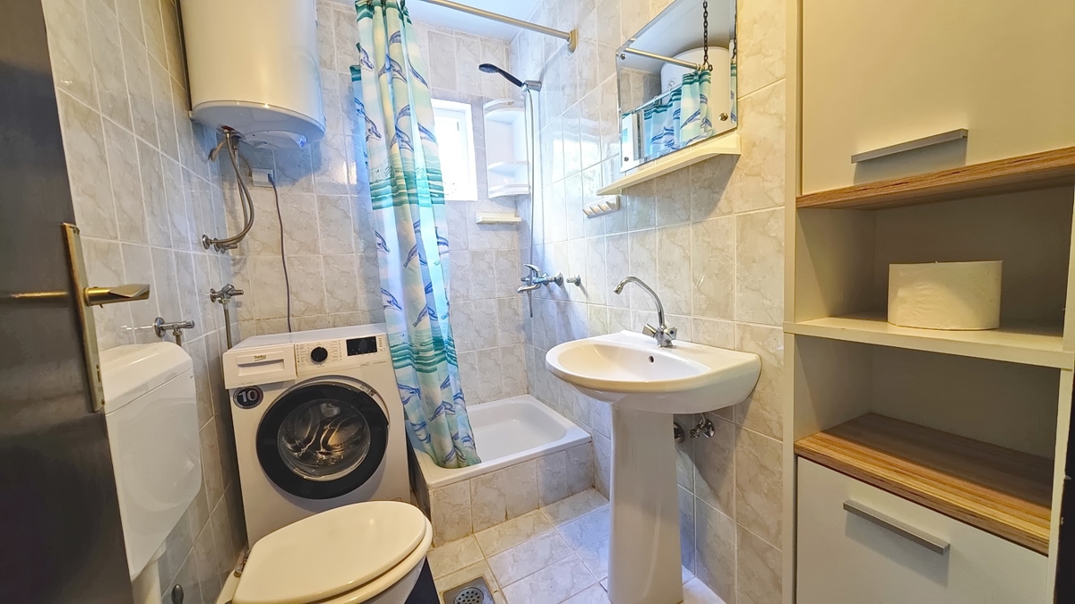 Zona di Krk, casa con cinque appartamenti in posizione tranquilla!