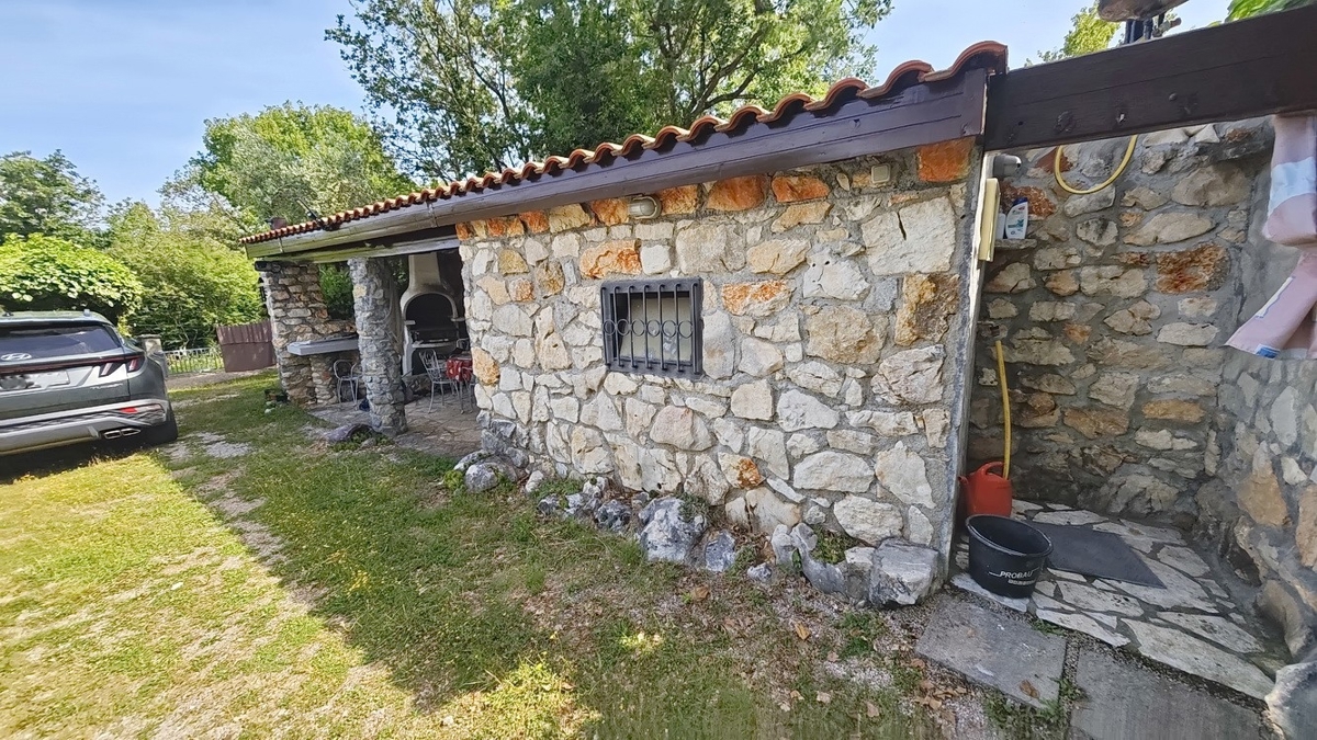 Zona di Krk, casa con cinque appartamenti in posizione tranquilla!