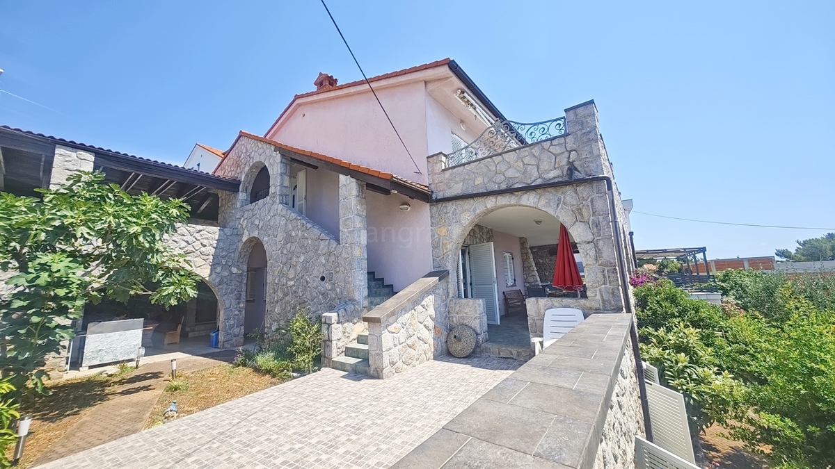 Crikvenica, villa indipendente con 4 unità abitative, vicino al mare!