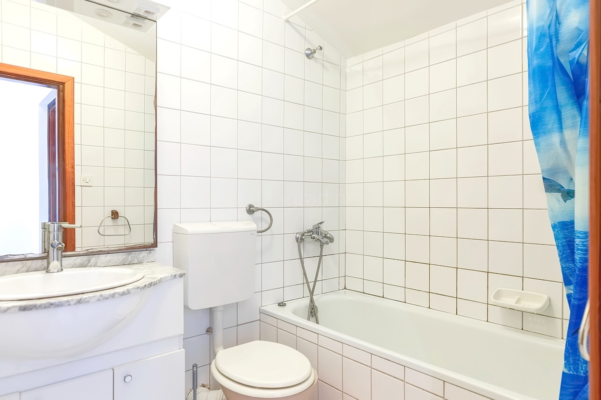 Punat, casa bifamiliare con 5 appartamenti nelle immediate vicinanze del mare!