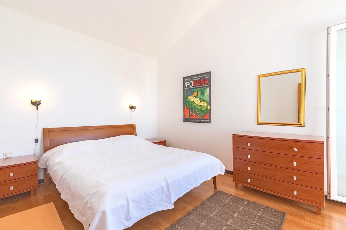 Punat, casa bifamiliare con 5 appartamenti nelle immediate vicinanze del mare!